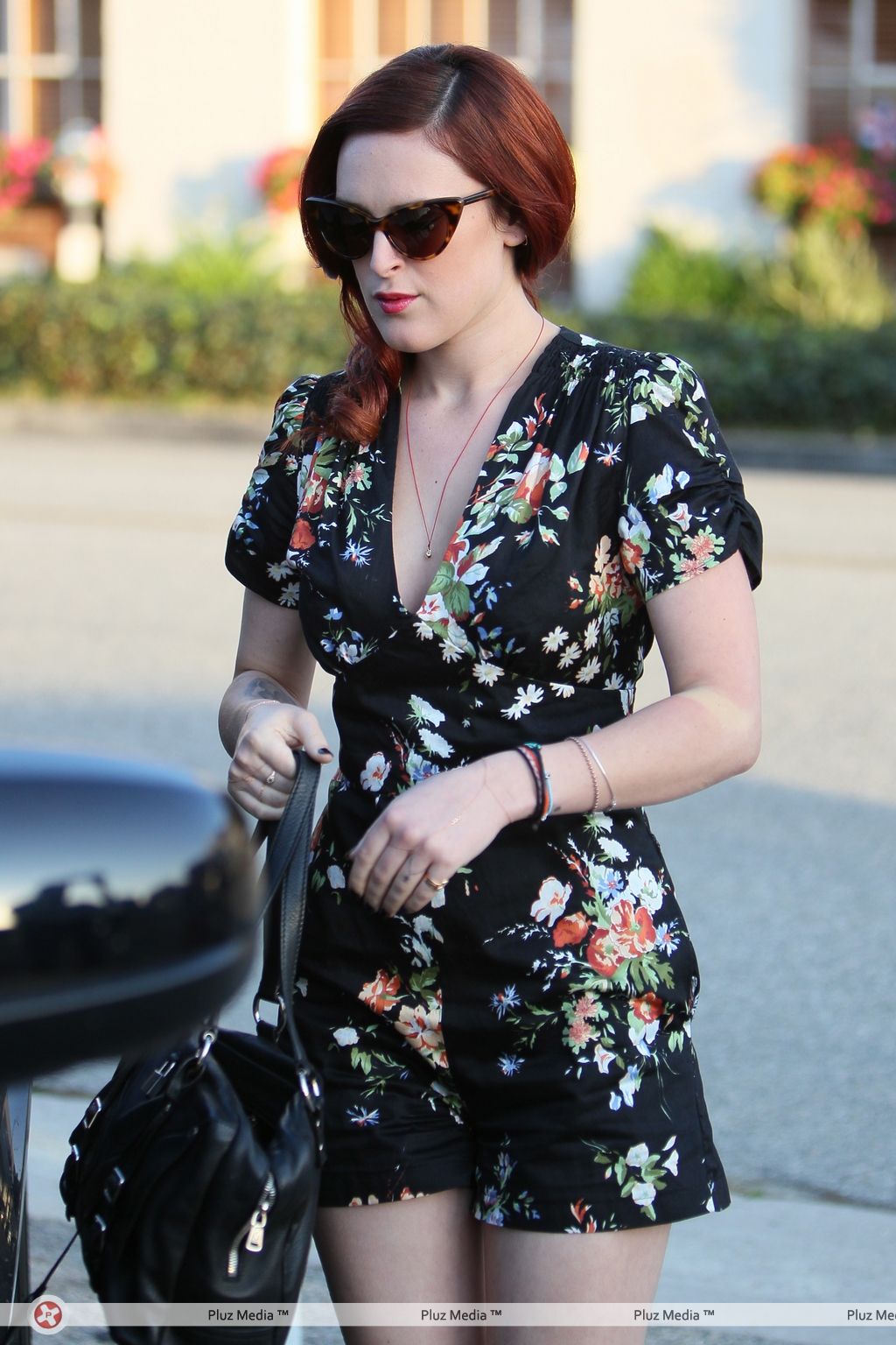 Rumer Willis exits Neil George Salon carrying a garment bag | Picture 111159